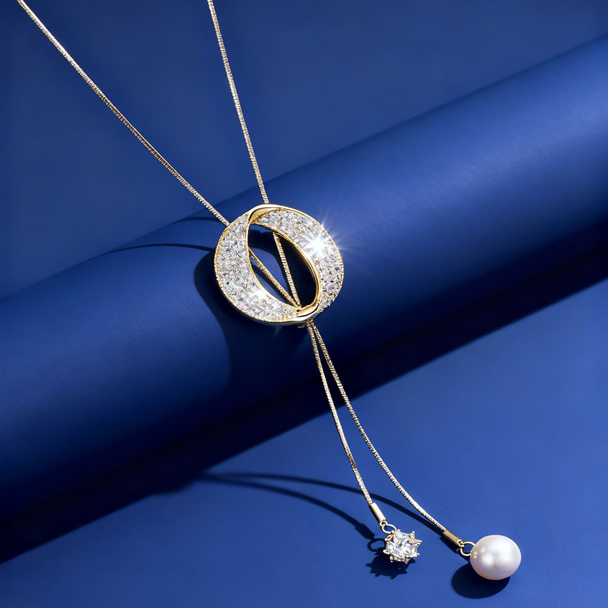 Elegante collar largo de perlas para suéter, de estilo moderno y versátil, con diseño sencillo y flecos; un accesorio de moda ideal para otoño e invierno.