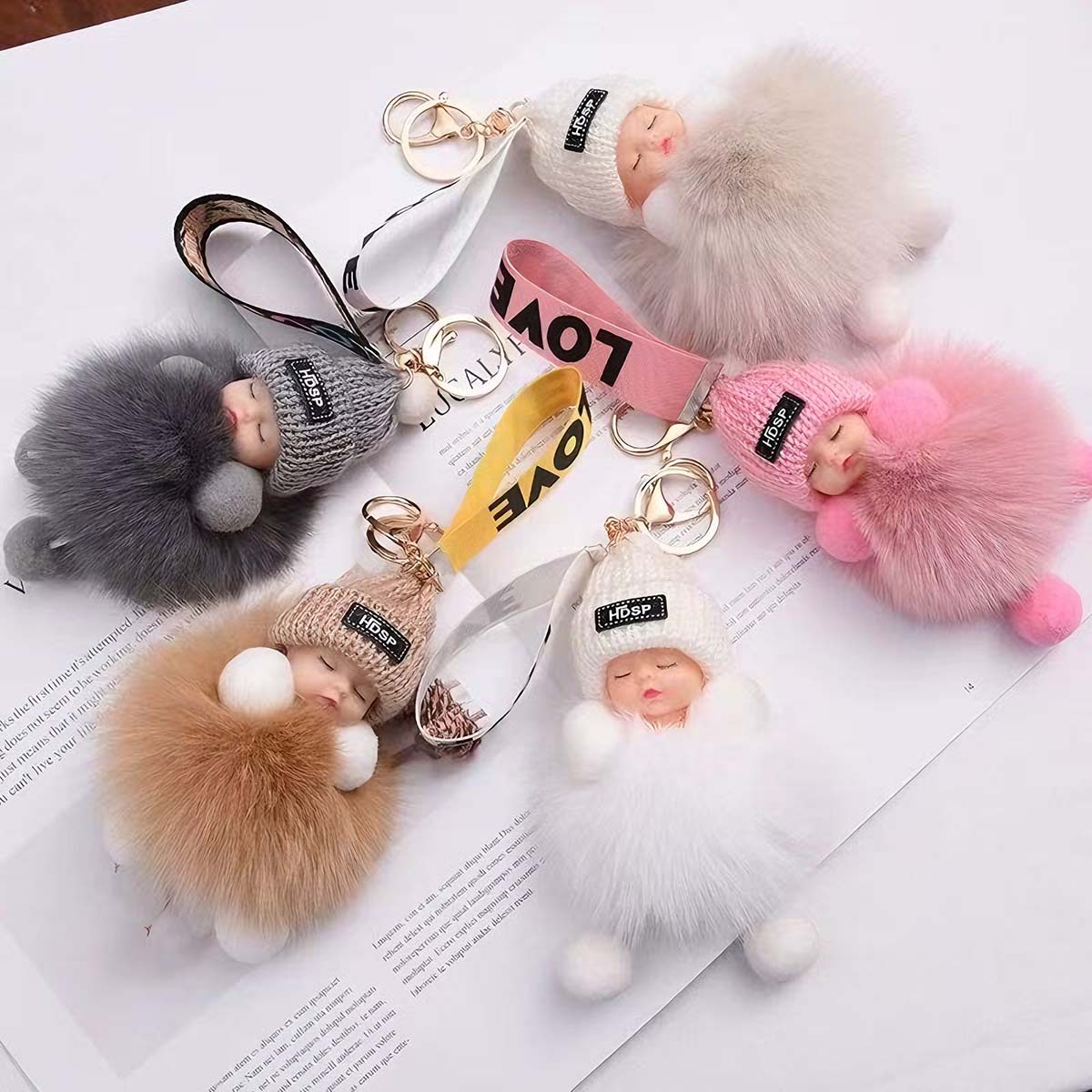 Colgante para coche con muñeco dormido, llavero de peluche con diseño de personaje animado.