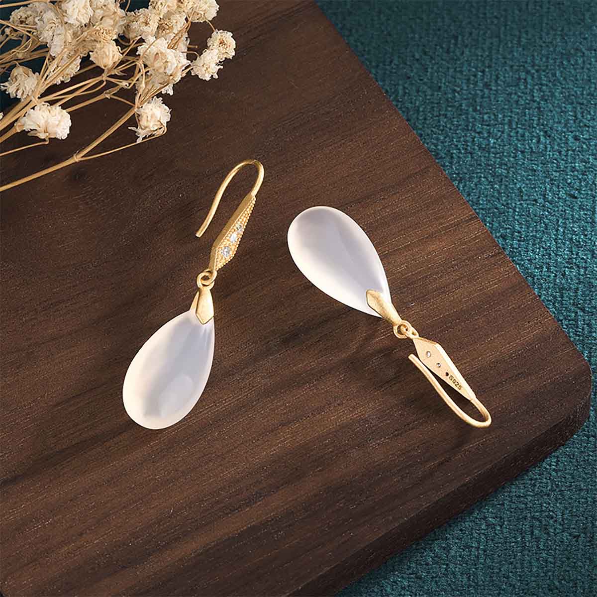 Pendientes de estilo chino clásico, aretes de qipao con aguja de plata 925, con gotas naturales de ágata y cuarzo chalcedonia.