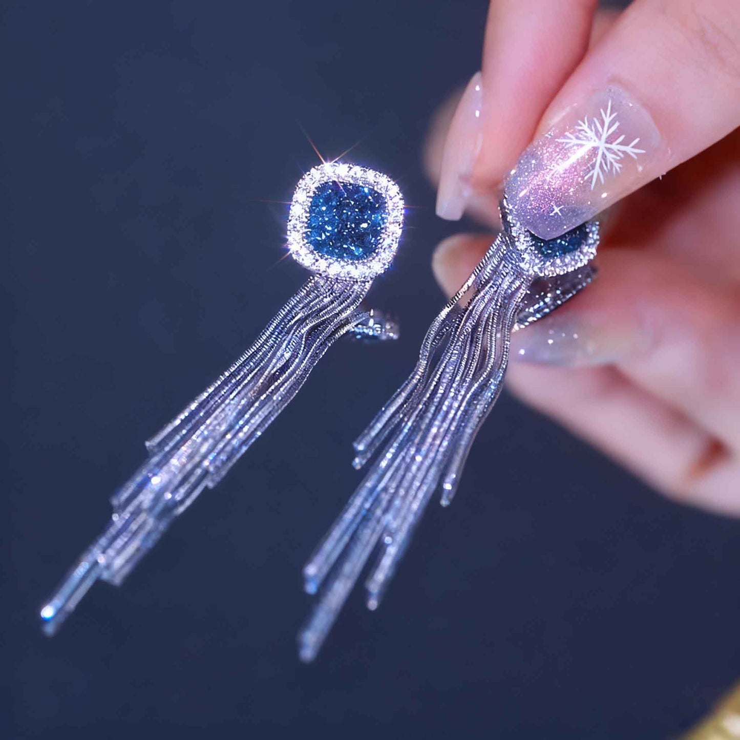 Pendientes largos con flecos de diamante azul y color plata, diseño moderno y elegante, pendientes versátiles para mujeres, con aguja de plata y estilo sofisticado.
