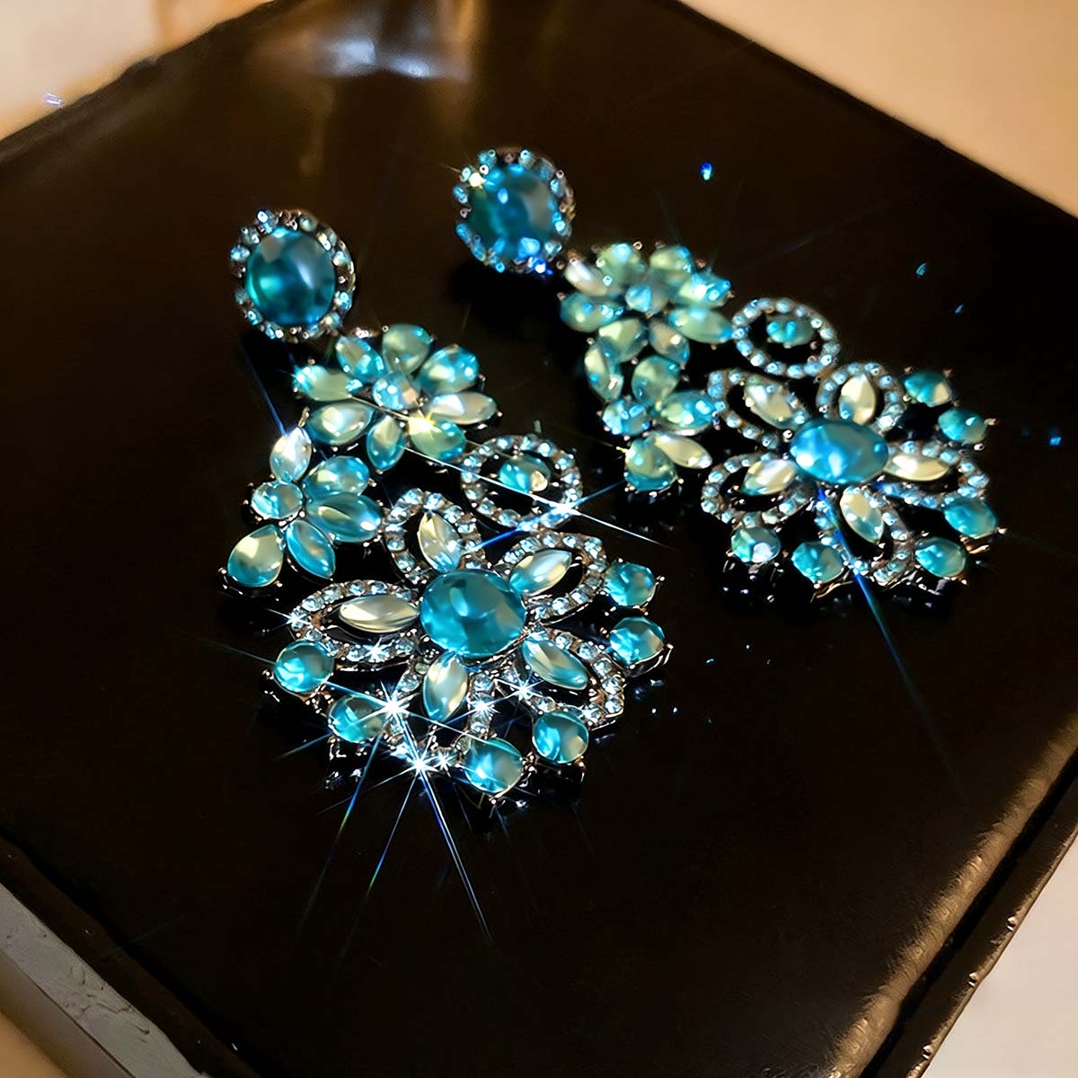 Pendientes de flores con diamantes incrustados y aguja de plata, diseño exagerado y retro, pendientes de lujo y moda, accesorios de estilo elegante.