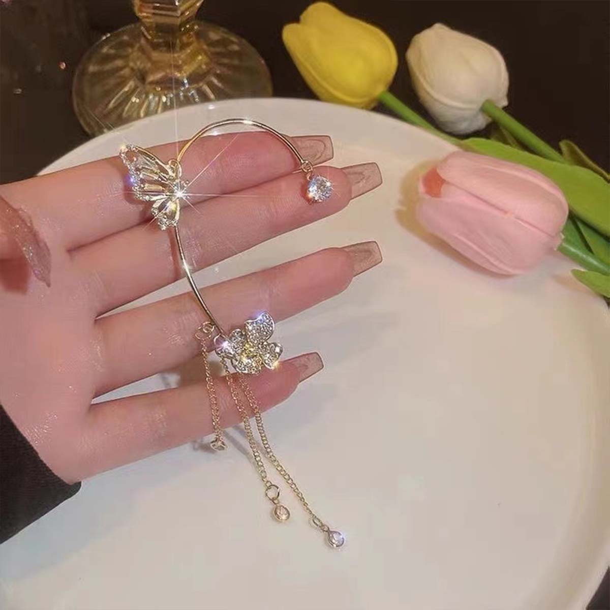 Nuevo modelo, elegante y moderno, pendientes de mariposa y flor con diamantes brillantes, pendientes sin perforación para mujeres, con borlas.