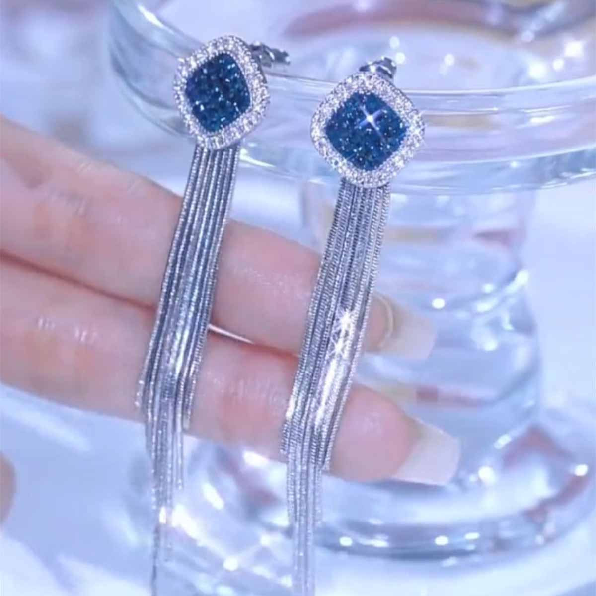 Pendientes largos con flecos de diamante azul y color plata, diseño moderno y elegante, pendientes versátiles para mujeres, con aguja de plata y estilo sofisticado.