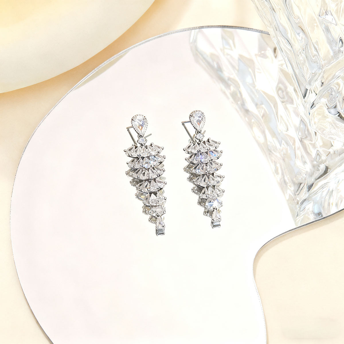 **Pendientes con poste de plata 925 y circonita sintética, de estilo palaciego elaborado, diseño delicado tipo pagoda, súper brillantes para mujer.**