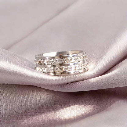 Anillo moderno de acero de titanio con circonitas — diseño cuadrado con incrustaciones, efecto “cielo estrellado”, color oro rosa, accesorio de moda.