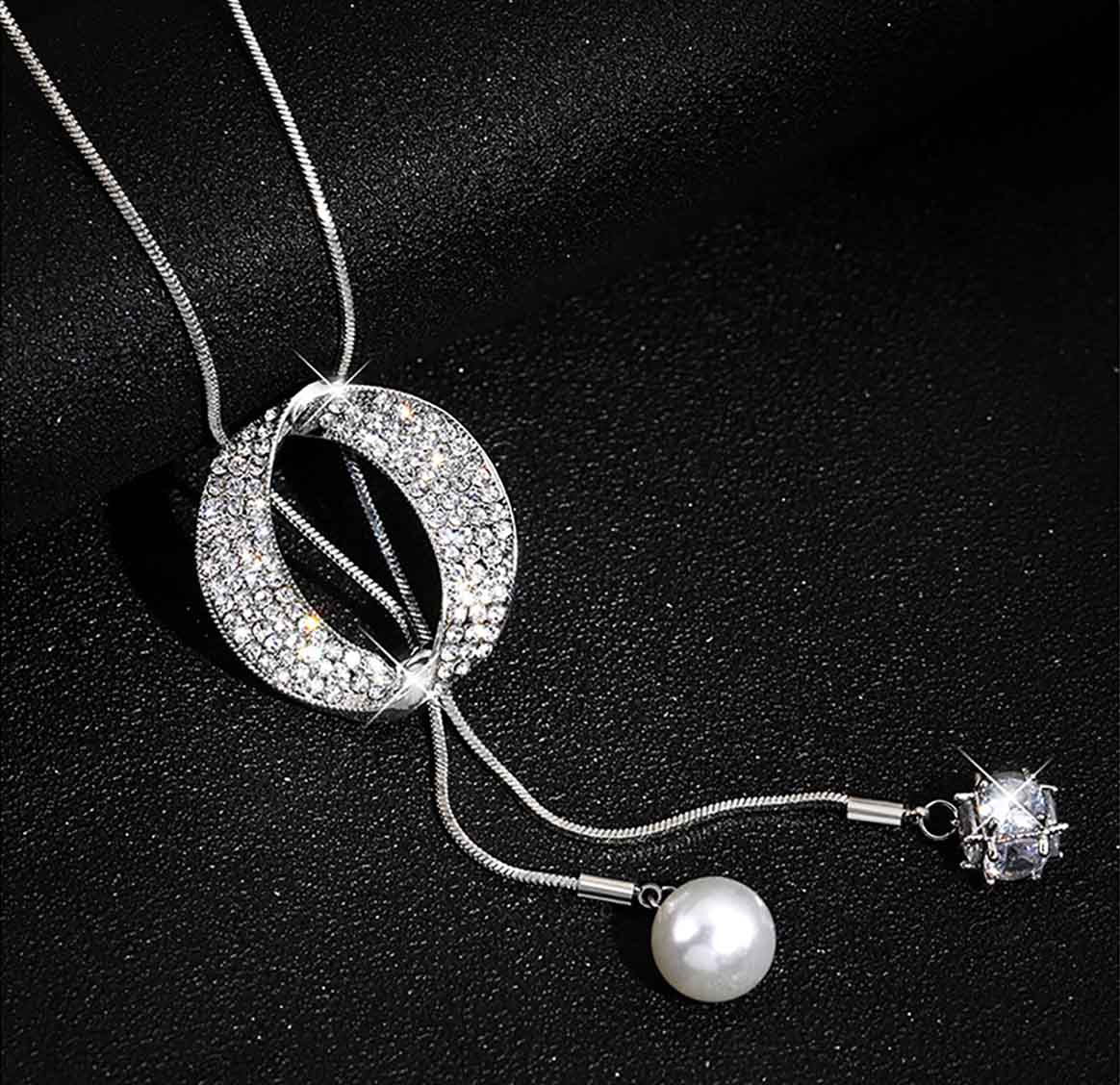 Elegante collar largo de perlas para suéter, de estilo moderno y versátil, con diseño sencillo y flecos; un accesorio de moda ideal para otoño e invierno.